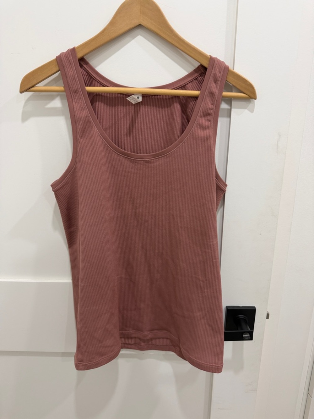 Athleta Signature Rib Scoop Tank
Body-skimming stretch cotton-like feel- L Rust